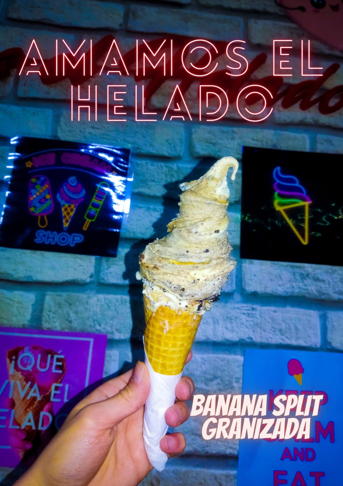 Un cono artesanal con varias bochas de helado de colores