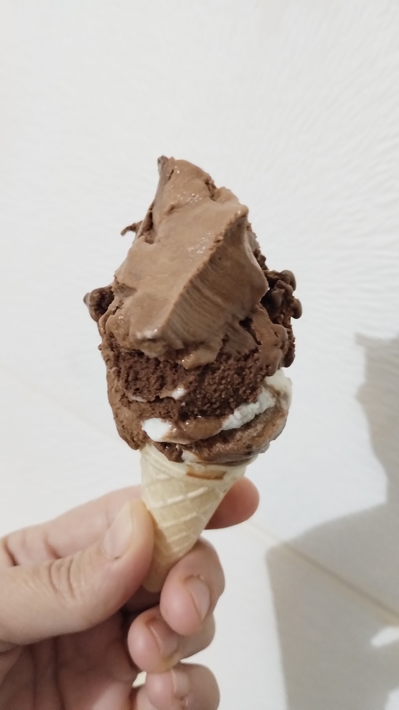 Potes de helado premium sabor chocolate belga y dulce de leche