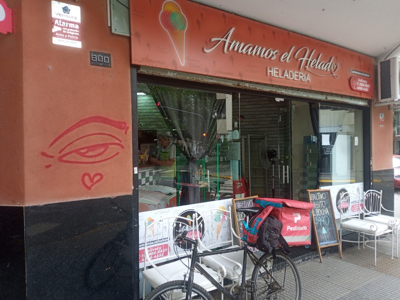Amigos compartiendo un gran tazón de helado en nuestra local